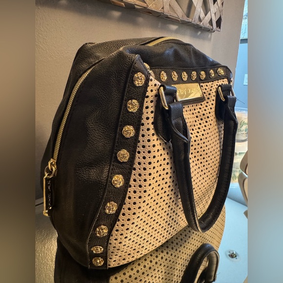 Betsy Johnson purse- cute for casual or dressy occasions 
Excellent condition - Picture 6 of 9